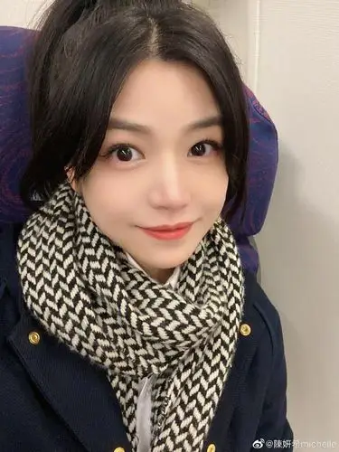 陈妍希晒素颜自拍 穿运动身材超好