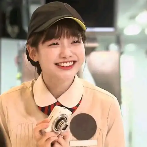 求笑得开心的女生头像