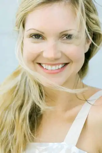 西方人,头发,一个人,笑,微笑,露齿笑,竖图,室内,特写,白天,正面,欧洲