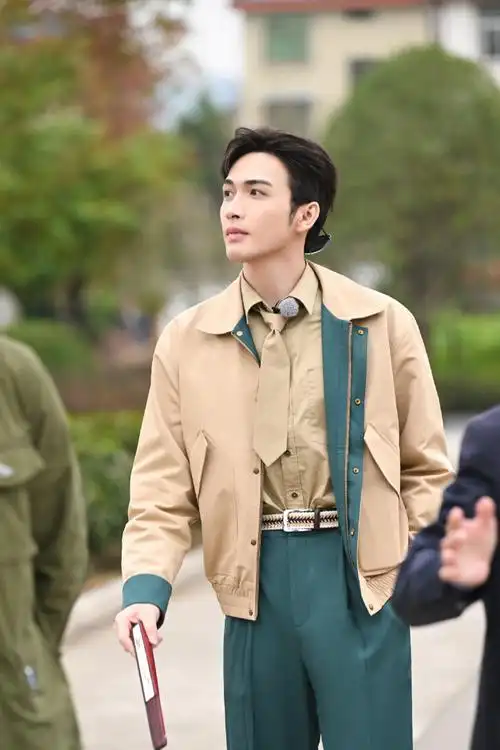 张彬彬卡其色外套造型##张彬彬奔跑吧剧照六宫格