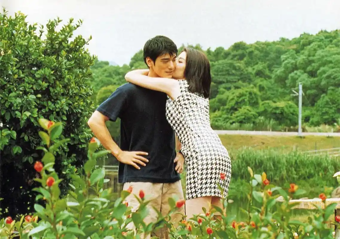 1995年,陈慧琳拥吻金城武 这张胶片难得如此清晰,应该是1995年他们俩