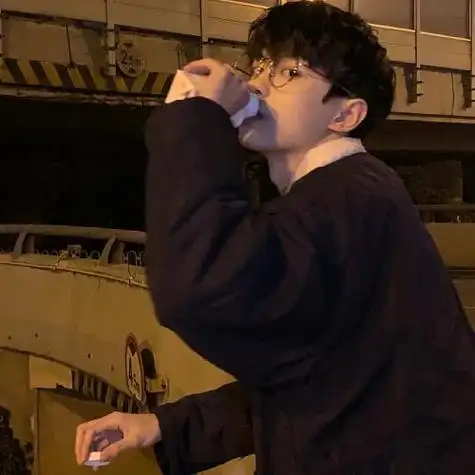 绝美的面容好看又时尚眼镜成熟帅哥头像图片,男生头像图片