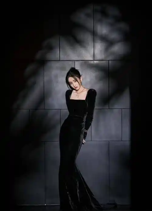 佟丽娅穿黑色丝绒长裙出席时尚活动,高挑时尚,魅力十足_的设计_酷飒