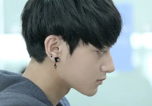 留出来的头发有着比较饱满的层次感,斜刘海短发发型是多发量男生做的