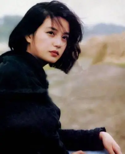 赵薇说她当年是校花,开始还不信,看到她年轻时的照片,我信了