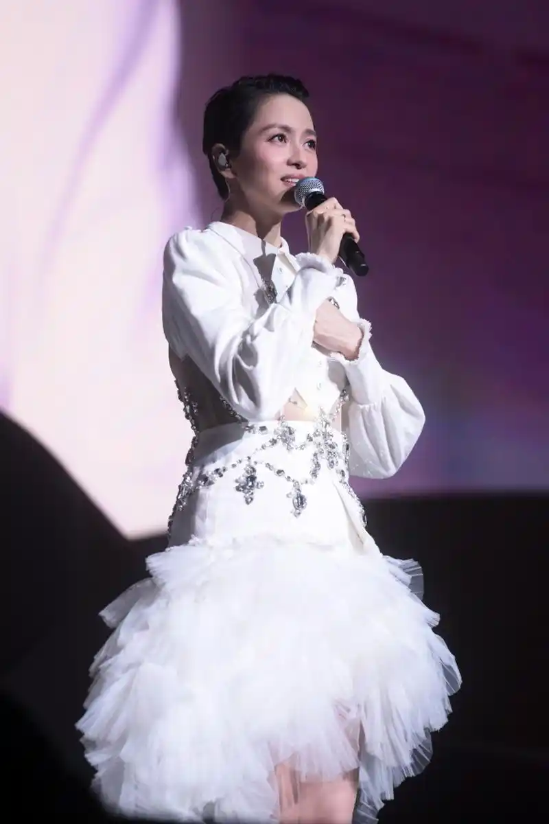 梁咏琪重新开启了巡回演唱,就像她的新歌词一样"一切未晚.