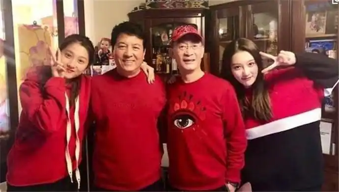 关晓珊和关晓彤的合影姐姐关晓珊为什么没进娱乐圈