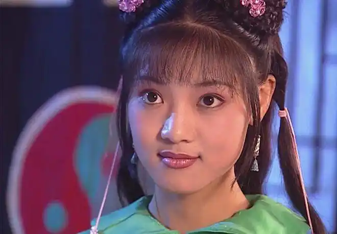 后来,邓家佳出演了《侠客行》中的小婢女侍剑一角.