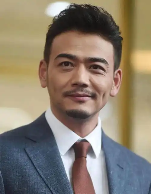 男人40岁后"发型决定气质",这3种发型建议避开,会显老显油腻插图