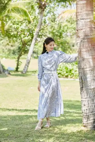 刘涛的蓝色和肤色两套印花裙清冷也优雅有夏季气息