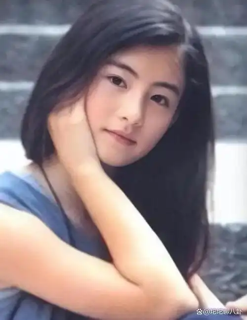 同关之琳一样,张柏芝的父母也很早就离婚了,她一直跟着母亲生活,家庭