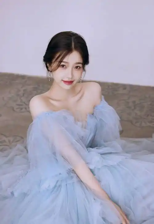 虞书欣浅蓝抹胸裙秀香肩丝绒红唇迷人又可爱