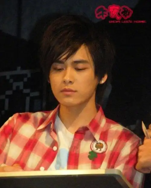 十年前穿着粉格子衬衣的李易峰,清新阳光的少年太可爱了!