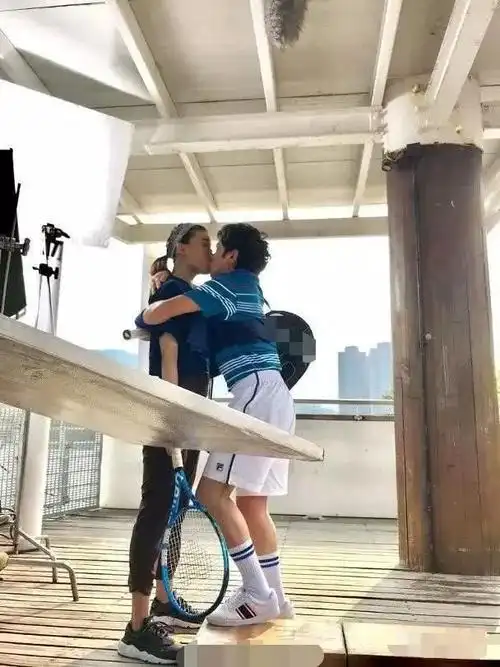 娇妻大肚期间,王祖蓝亲吻容祖儿被抓拍,网友:笑出猪叫声!