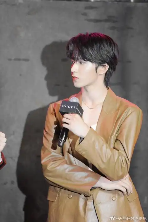 刘耀文海边侧颜#刘耀文海边侧颜96对小耀的侧颜鲨毫无抵抗力绝美