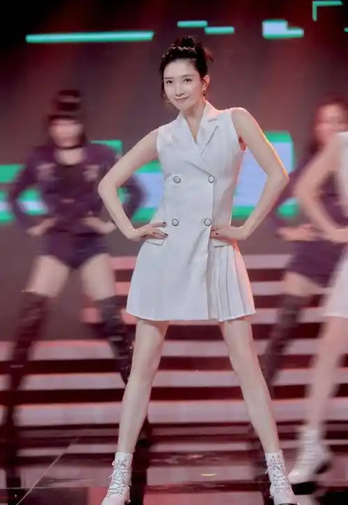 江疏影高颜值真的很任性,穿粉红色西服搭配黑色短裤,高级大气_造型