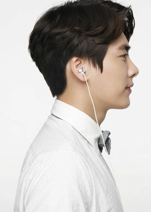 杨洋的侧颜堪称绝杀,散发一股邪魅的气质,很是勾人.