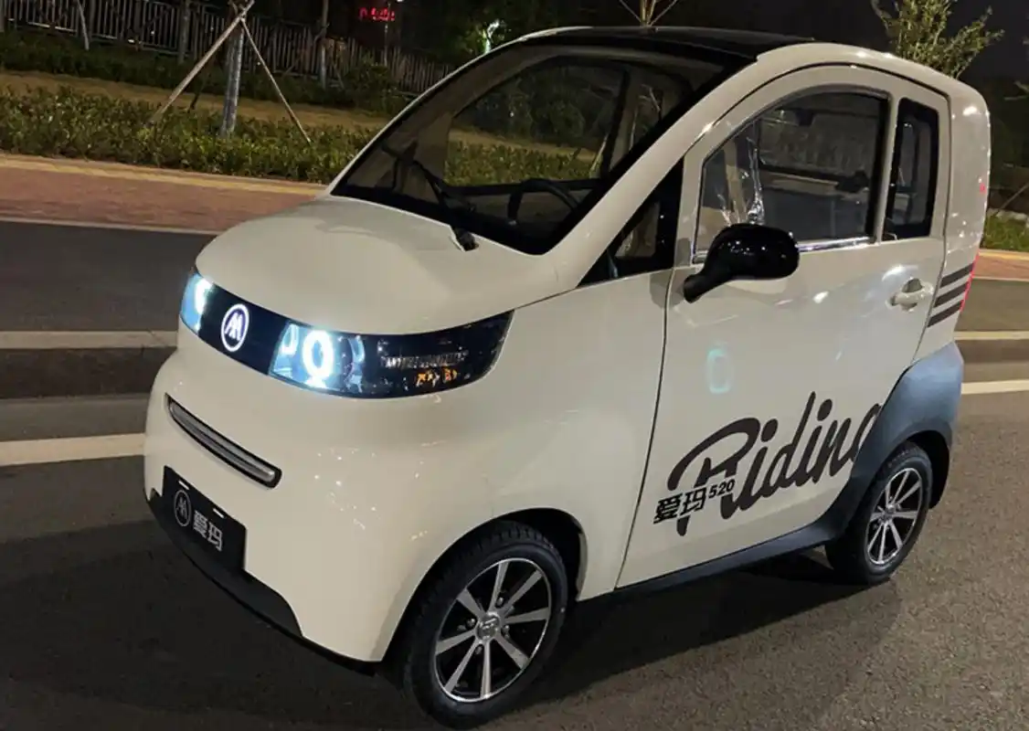 【一点资讯】爱玛四轮电动小车实拍,1 2座椅带天窗,续航140km,适合