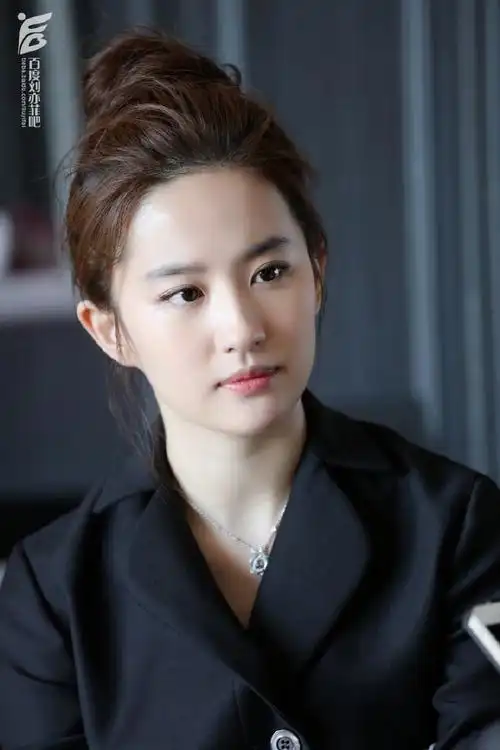 刘亦菲美到骨子里的自拍,这妆画的也没了谁,多人伺候!