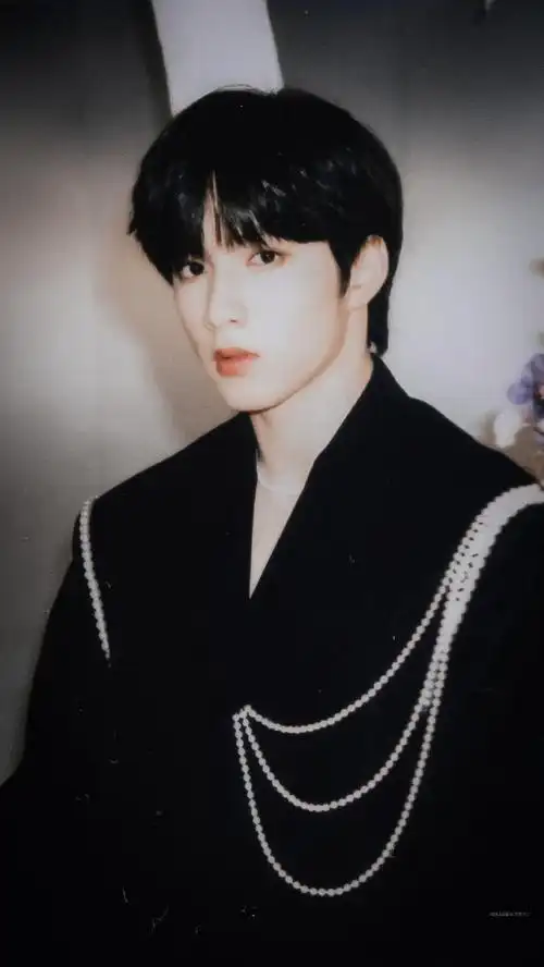 刘耀文侧颜三宫格随拍