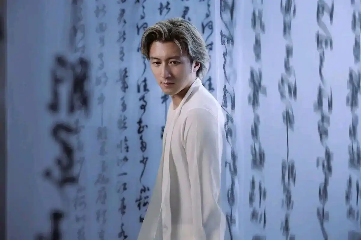 谢霆锋新中式造型帅回二十岁  一袭中式白色简约服装,戴着黑框眼镜,再