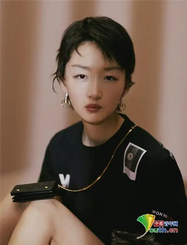 周冬雨一头短发利落帅气凹造型摆各种姿势拍照