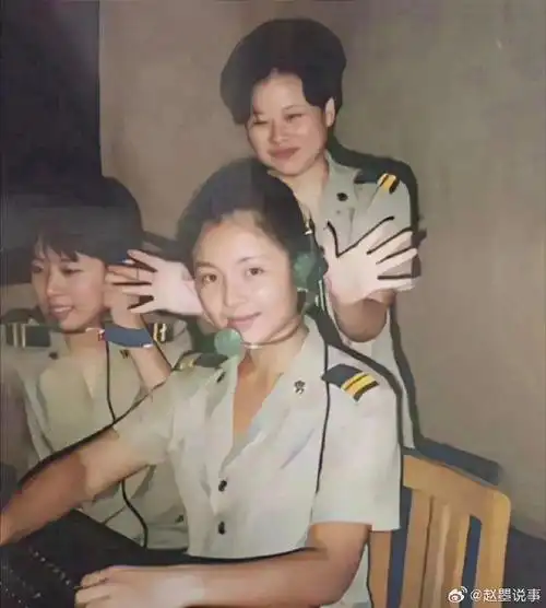 1993年,女演员刘涛在部队时的照片,那时候她刚15岁,她一身军装很是