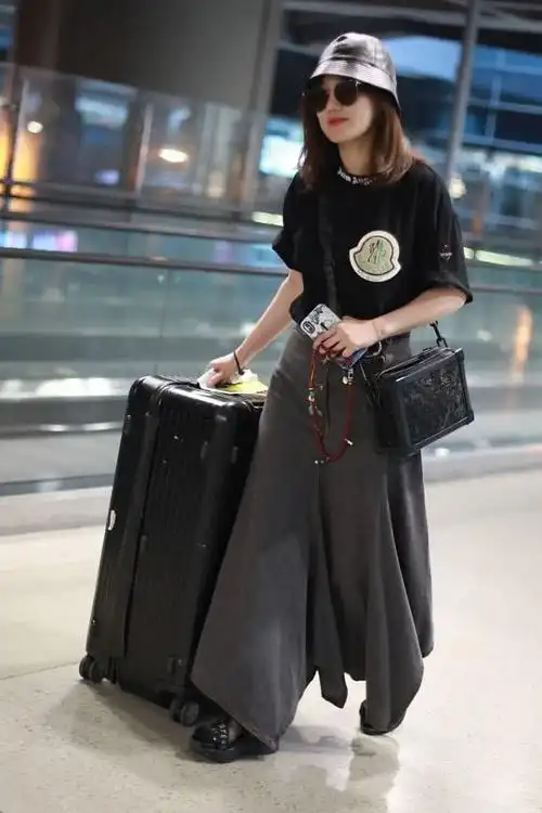 薛佳凝的打扮美了,穿黑色t恤搭半身裙,41岁也少女感不丢!