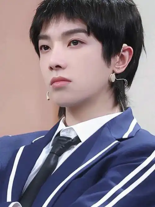 照片华晨宇最新单人照