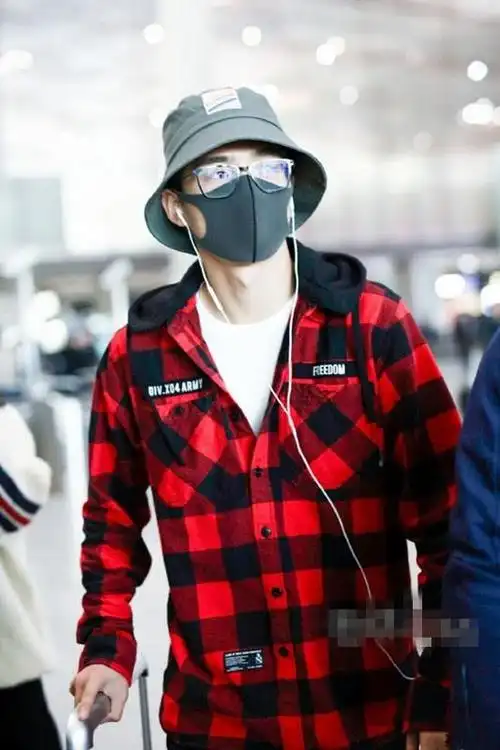 刘昊然穿格子衬衫配羽绒服,红白配真好看,青春少年就这样穿吧!