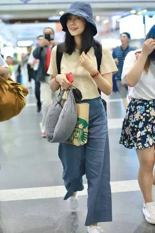 高圆圆带火了一种新穿法:花西装 小黑裤 葫芦辫,高级时髦又减龄_造型