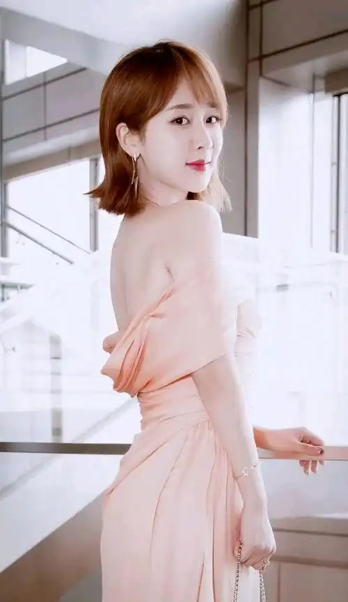 杨紫身材好有料,前凸后翘,玲珑有致