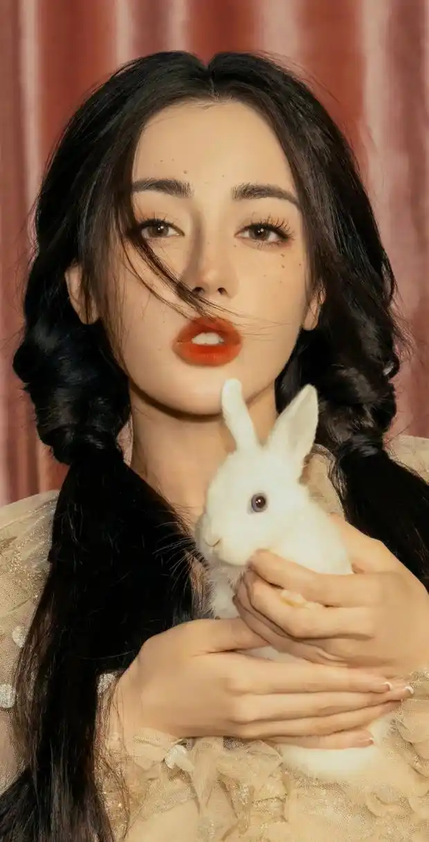 迪丽热巴# 身穿肉色纱裙,俏脸清丽脱俗,甜美笑容,长发飘逸,怀抱玉兔