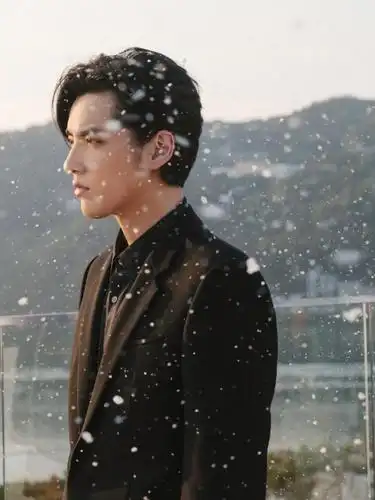 吴亦凡是什么神仙颜值?妹妹头刘海配黑西装,却意外的奶萌帅气!