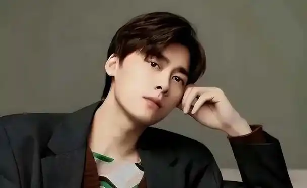 纵观这些年,无论是与吴某凡,李易峰还是邓伦合作,每次涉及的