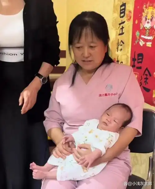 大衣哥引巨大争议!办满月酒区别对待村民,5699元茅台只给亲家喝