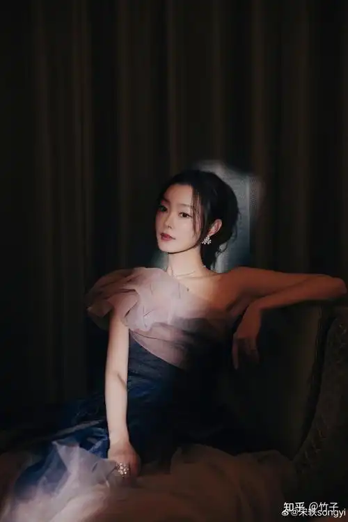 宋轶最新美照分享雾霭沉沉璀璨伊人宋轶烟粉墨染礼服裙好美啊