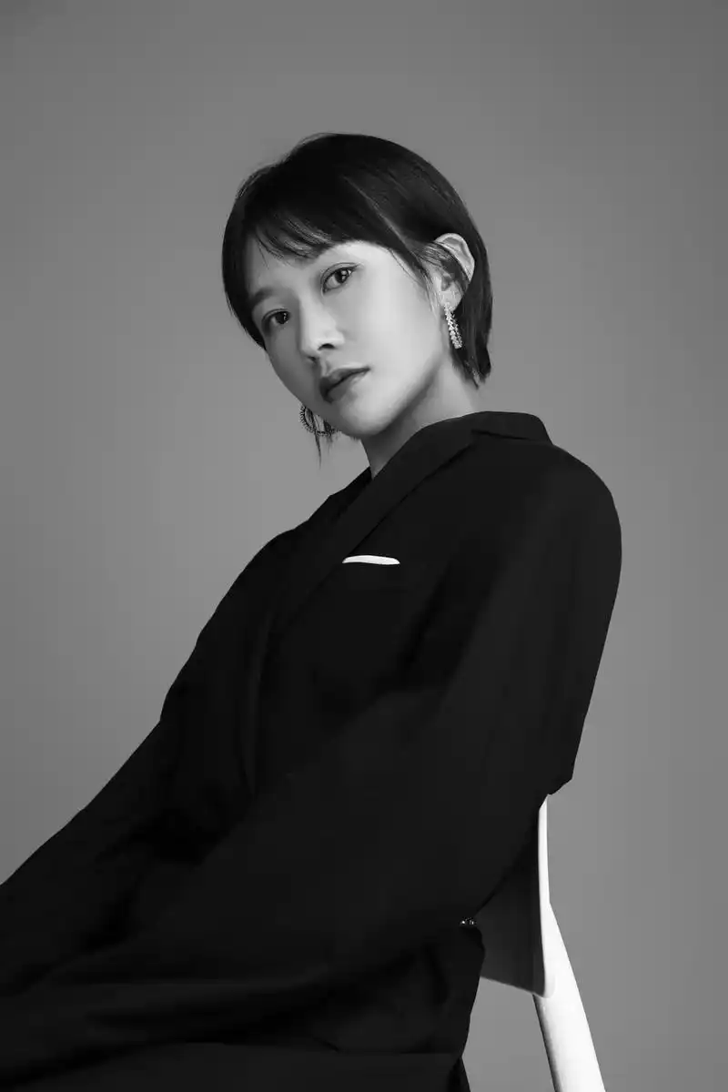 黑白系 - 孔令微 - 抖音