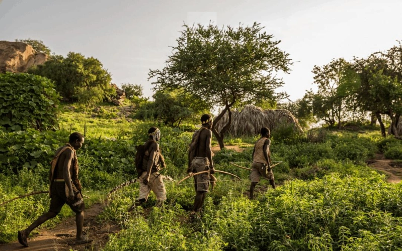 原创美国奇葩的原始部落男生用羞布遮挡女生用贝壳装饰