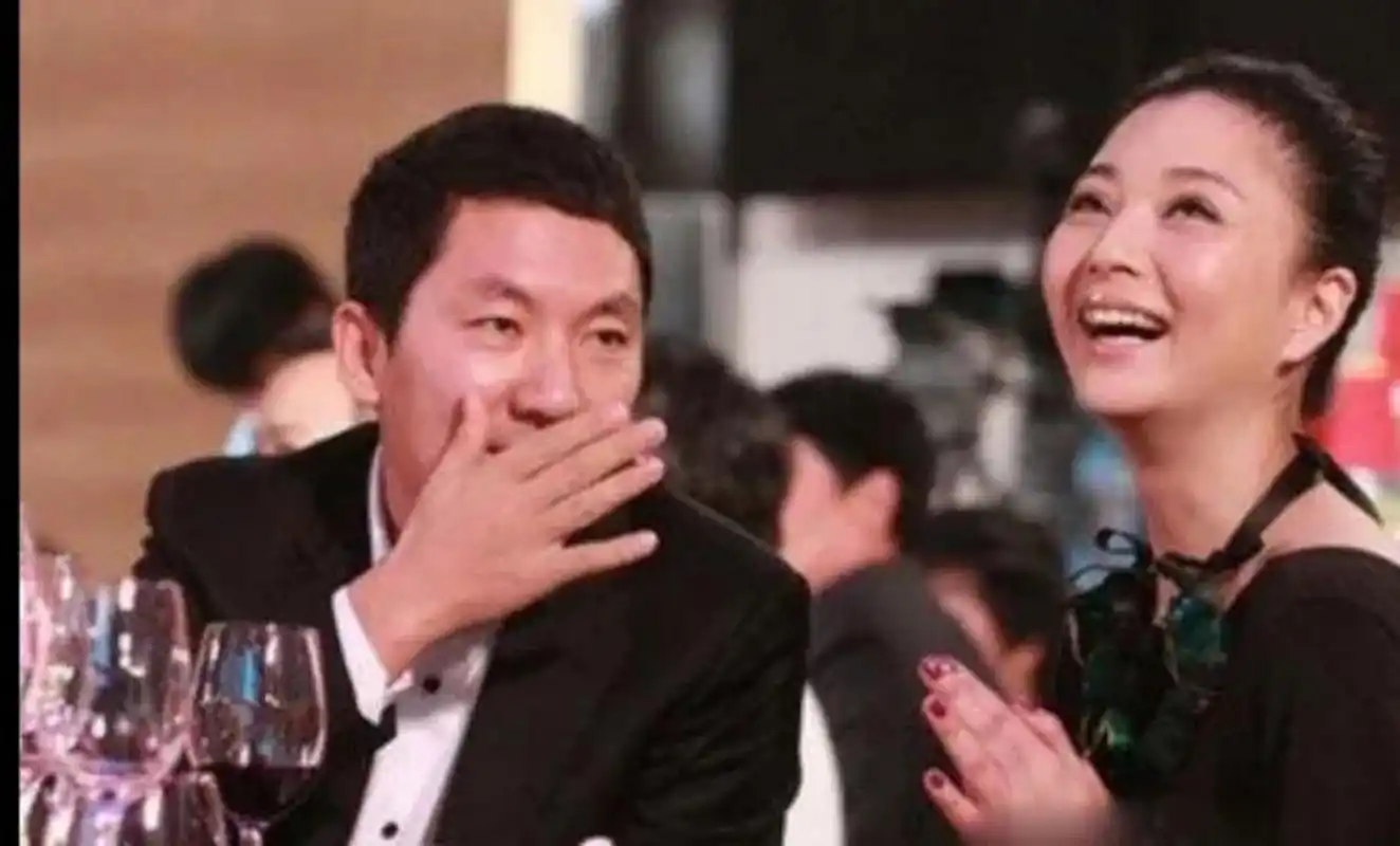 后来孙东海看到了肤白貌美的李小冉,又和她纠缠不清,殷桃找孙东海去