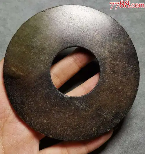 6125甘肃齐家文化厚重黑沁玉璧1273克