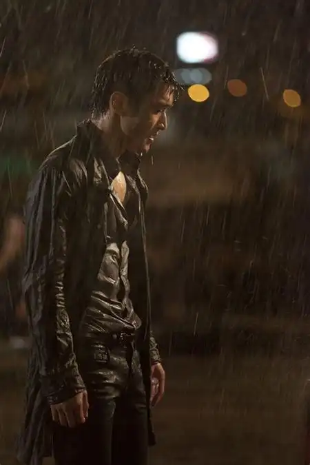 淋雨图片伤感不打伞男:男人淋雨图片唯美 - 伤感说说吧