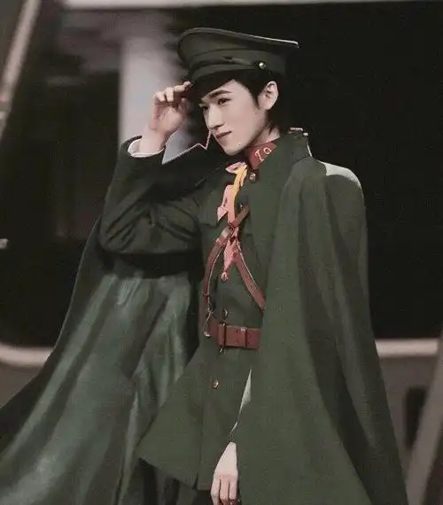 时间一点一滴地过去,再不叫人就误事了,马嘉祺轻叹了口气,俯身柔声