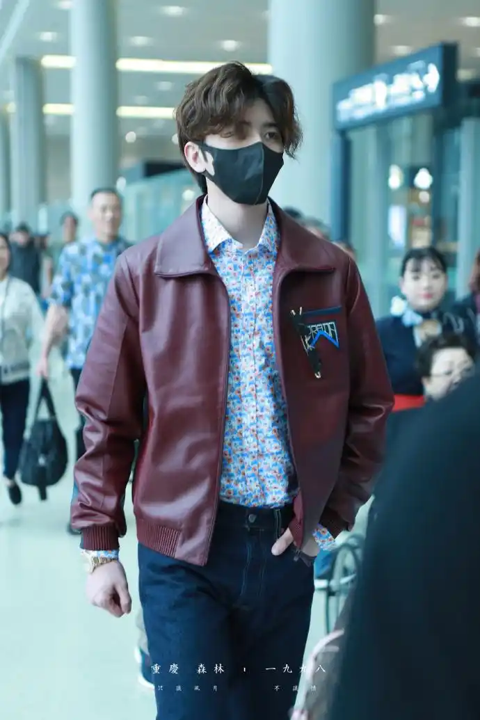 [蔡徐坤][新闻]190501 蔡徐坤平安抵达上海 半永久口罩坤上线