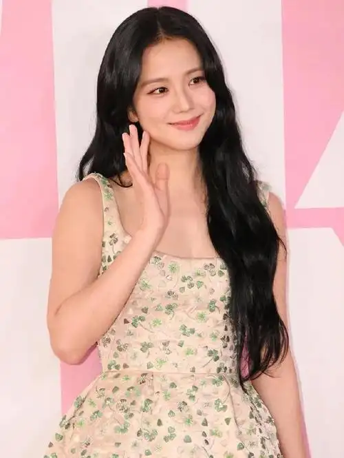 金智秀缎面碎花礼裙