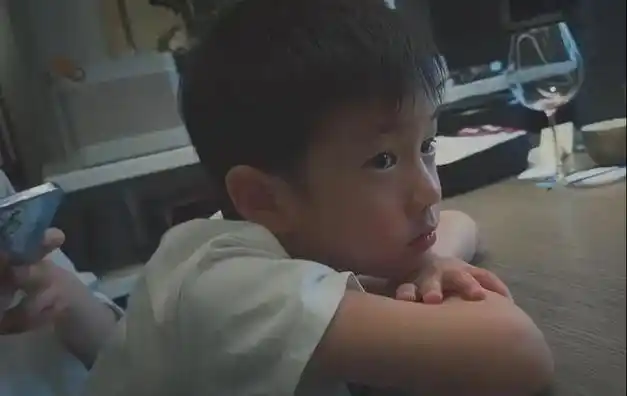 孙莉晒三个孩子18岁黄多多弹钢琴侧颜好美小儿子似翻版黄磊