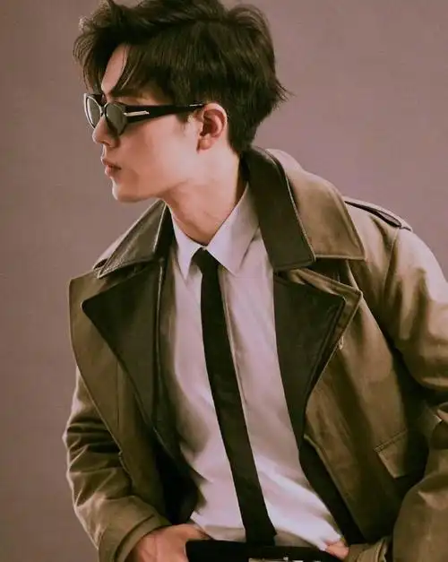 肖战最新硬照造型红西装配绿领带复古绅士一件绿夹克a到爆