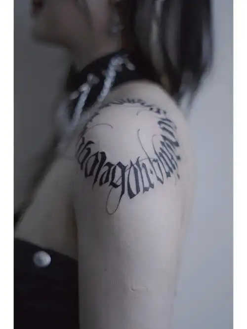 扎个圈,哥特字肩环#杭州纹身  #我的纹身分享  #花体字  #花体字纹身