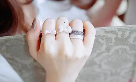 中指有痣代表什么在 相学女人右手中指长痣往往是