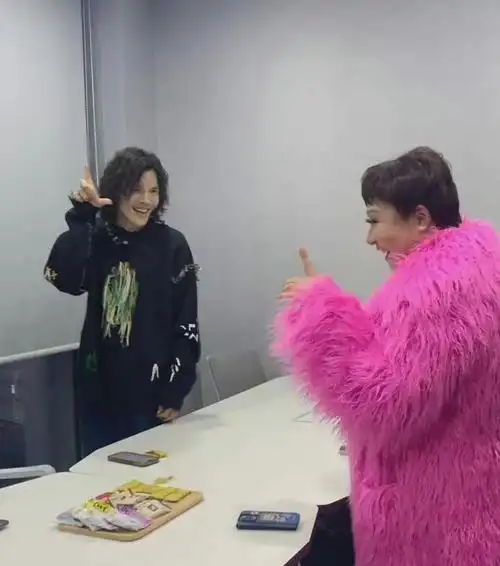 向佐太让人意外了把cos向太的网友请到自己直播间